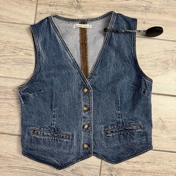The A&F Mara Denim Vest - Picture 6 of 6